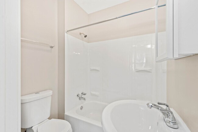 Building Photo - Stunning 3 bedroom home in Ambridge available August 1!