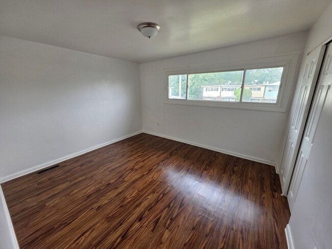 Building Photo - 66 Thorn Ln