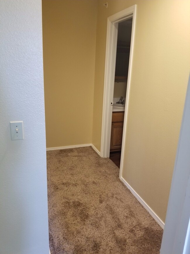 Building Photo - Townhome with a fireplace