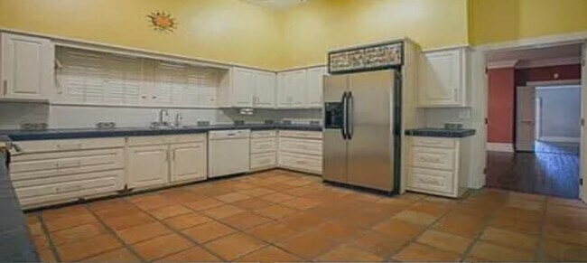 Building Photo - 401 James St