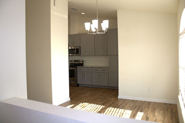 Building Photo - 3/2/2 in Royal Highlands