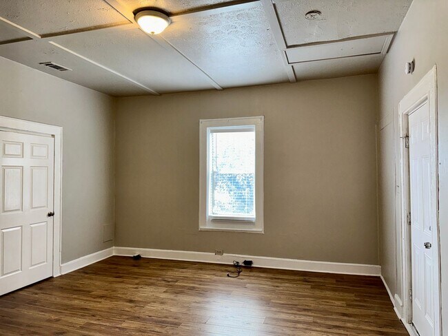 Building Photo - 2 Bedroom Cottage with Charm!