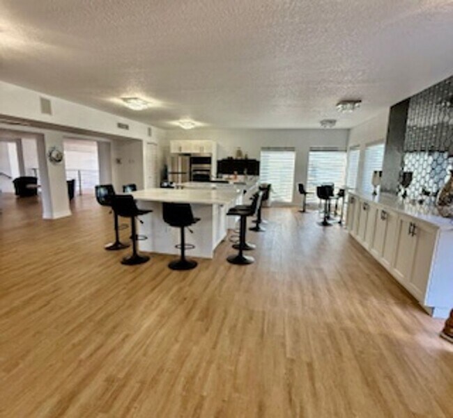Building Photo - Charming 3-Bedroom, 2-Bathroom Condo in De...