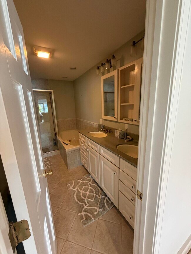 Building Photo - 250 Steves Scenic Dr