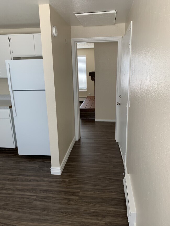 Building Photo - Very Clean 2-Bedroom Second-Floor Apartment