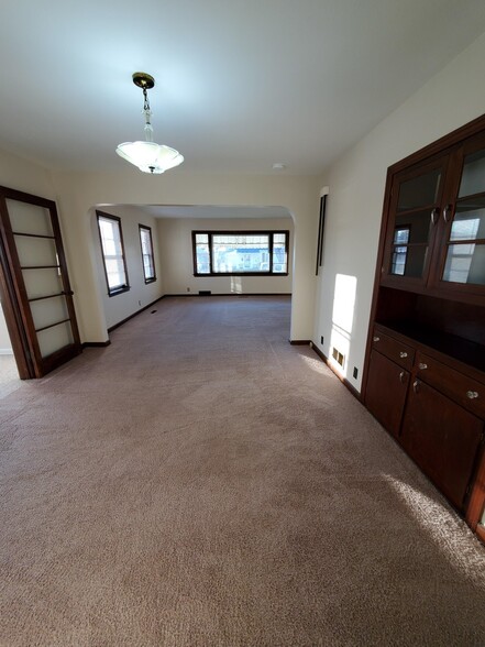 Dining - 825 S Walnut St
