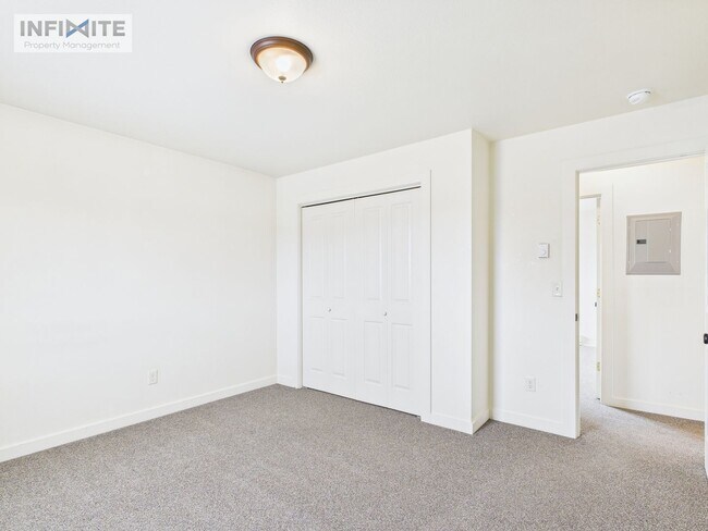 Building Photo - Super Comfy Apartment