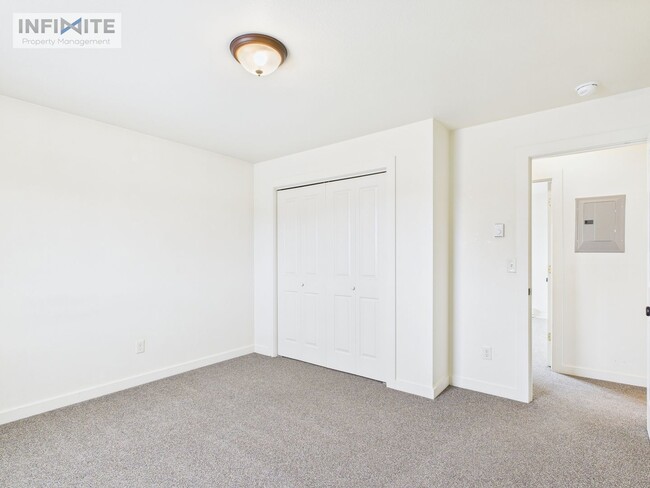 Building Photo - Super Comfy Two Bedroom Apartment