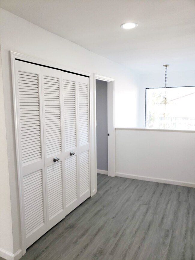 Building Photo - LB2506