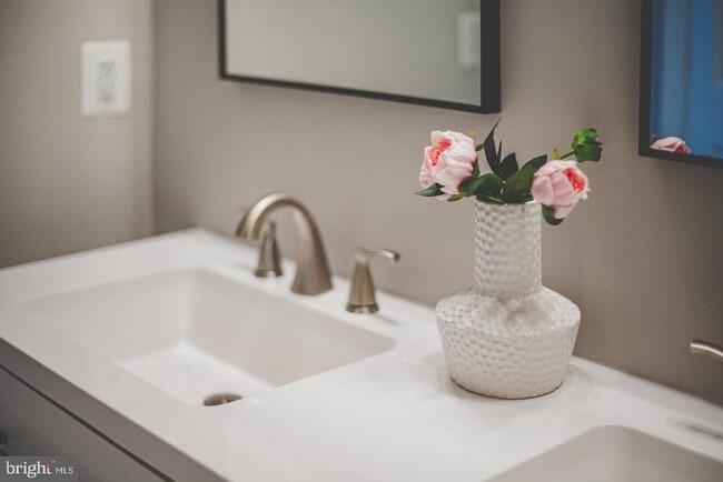 Building Photo - 44848 Tiverton Sq