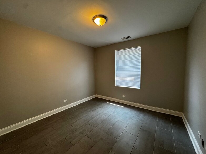Bedroom - 5003 N Sawyer Ave