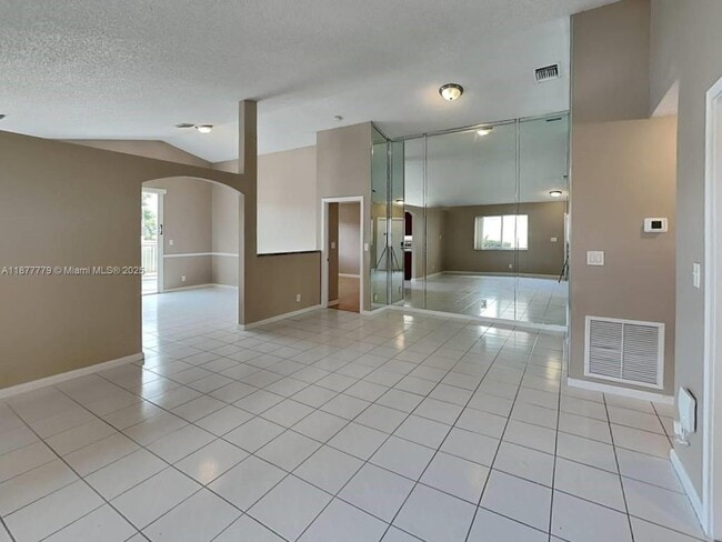 Building Photo - 1401 Banyan Cir