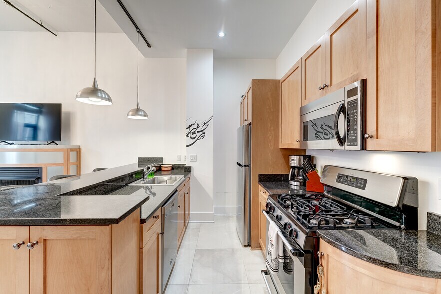 Lots of counterspace & gas cooking! - 2328 Champlain St NW