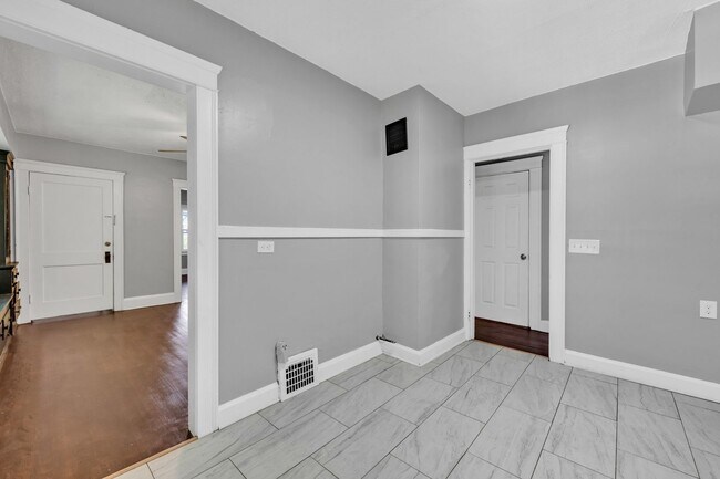 Building Photo - Reyburn