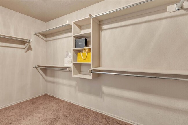 Building Photo - Lawn Care Included! 3 bed, 2 bath, 2 car