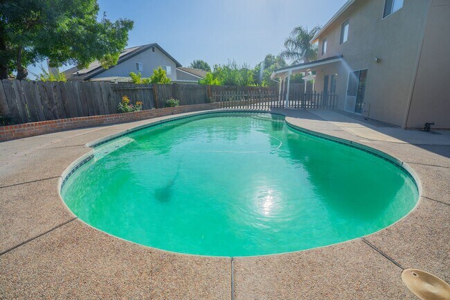 Building Photo - BEAUTIFUL 4 BEDROOM HOME WITH SWIMMING POOL!
