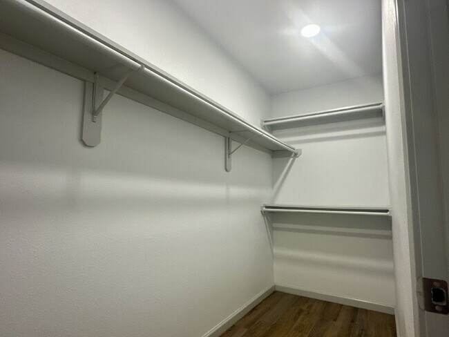 Building Photo - Modern 3/2!