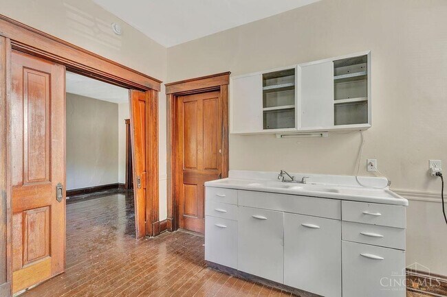 Building Photo - Updated and Spacious!