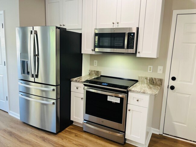 Building Photo - Wow! Check out this charming 3 bedroom 2.5...