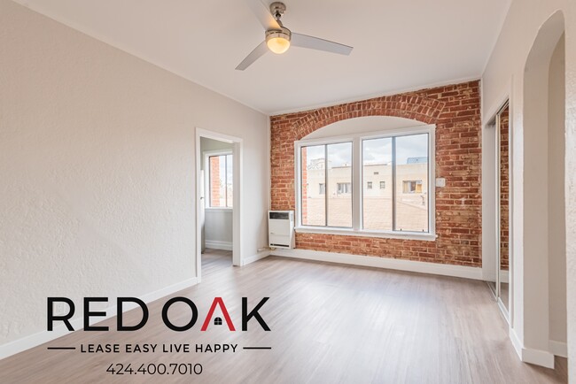 Building Photo - Welcoming Studio with Hardwood Style Floor...