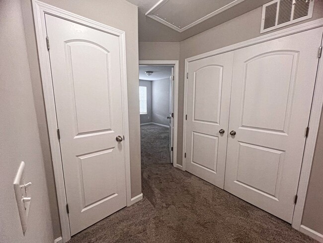 Building Photo - Lovely 2 bedroom 2 1/2 bathroom Townhome in Northeast Greensboro!