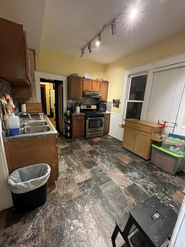 Building Photo - 1078 16th Ave SE