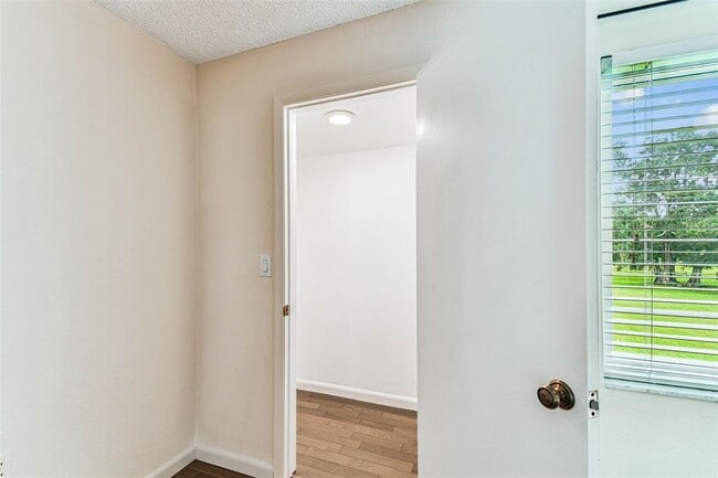 Building Photo - 204 Mary Dr