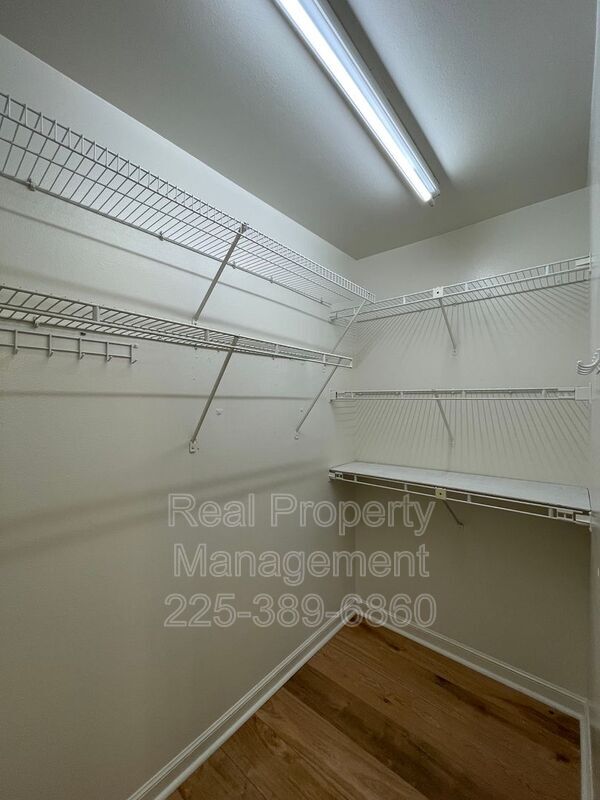 Building Photo - 2422 Riverside Dr
