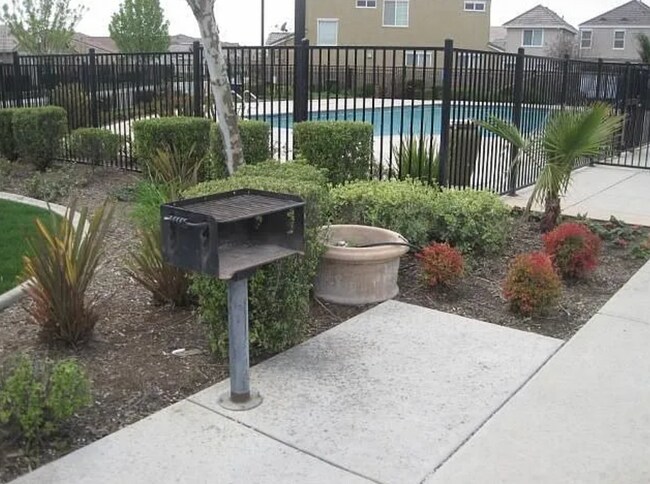 Building Photo - IMMACULATE NATOMAS 4/3 plus office!  Pleas...