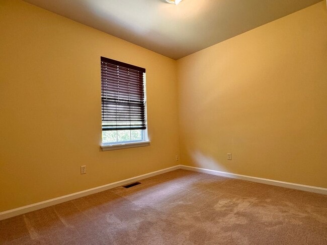 Building Photo - Briarwood Townhome close to NGIC and Hollymead Town Center!