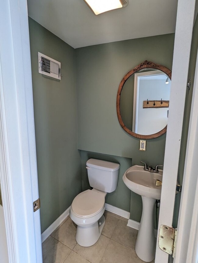 Building Photo - Charming two level row house in downtown Frederick available now!