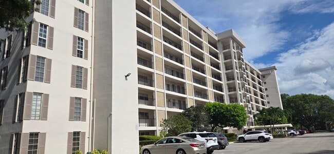 Building Photo - 3300 N Palm Aire Dr