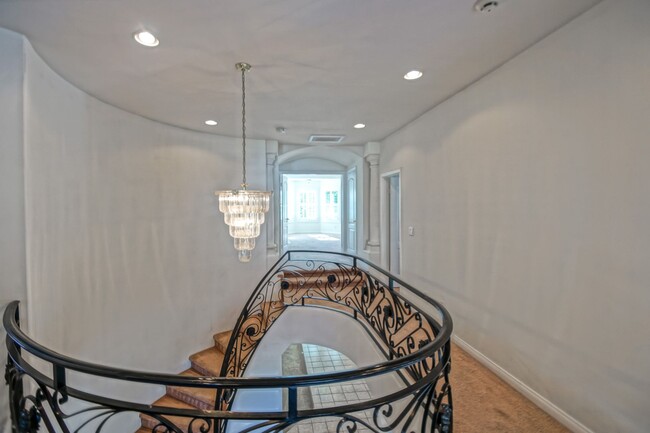Building Photo - VERY SPACIOUS, BRIGHT & AIRY HOME W/ UNIQU...