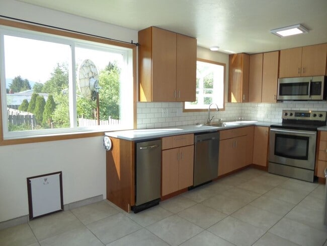 Building Photo - Pet Friendly Valley 2 story town home 2BD/...