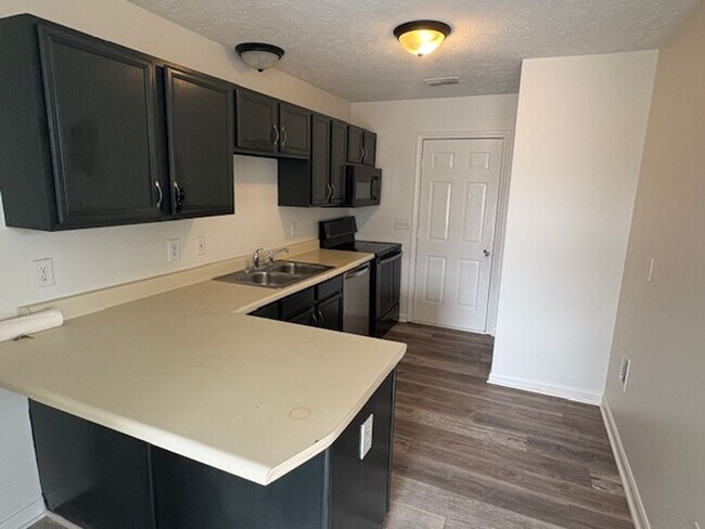 Building Photo - 203 Lake Forest Dr