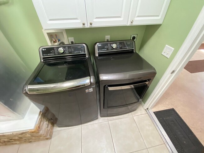 Building Photo - Beautiful ANNUAL, Fully Furnished, turnkey 3 Beds & 2 Baths in The Village of Sabal Chase