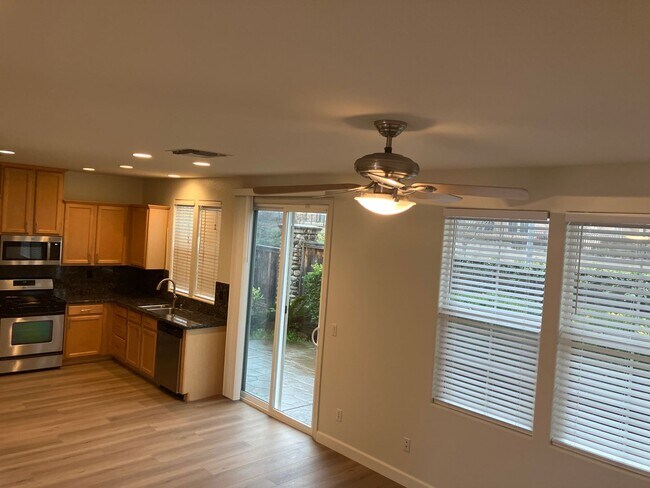 Building Photo - Roseville Cool and Close to Everything