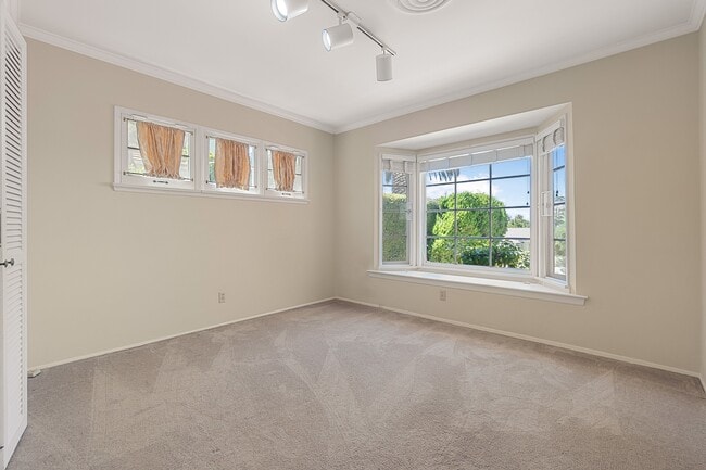 Building Photo - 4020 Vía Picaposte