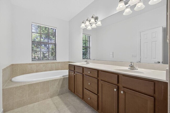 Building Photo - 10348 Wellington Parc Dr