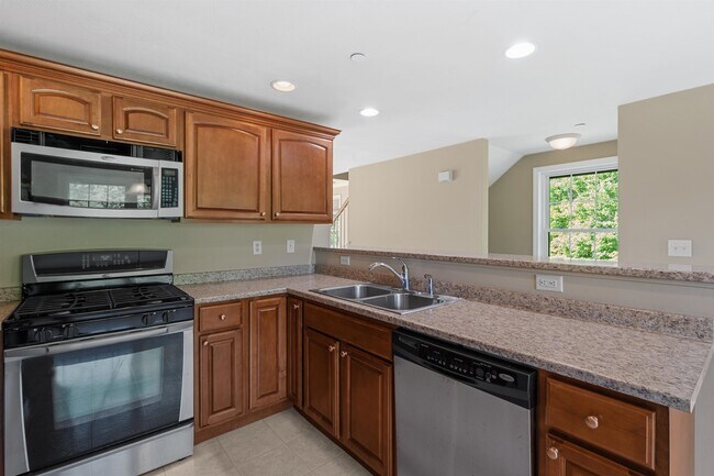 Building Photo - 41 Village Dr