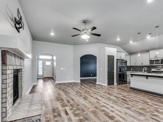 Building Photo - Modern Home on Large Lot!
