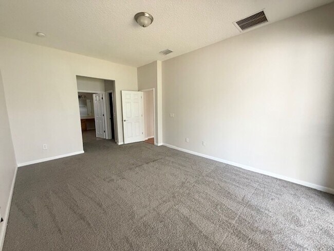 Building Photo - Spacious and well-appointed 4-bedroom, 3.5...