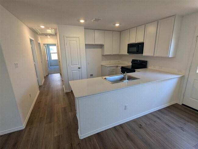 Building Photo - 583 Commander Abbott Dr