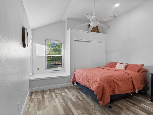 Building Photo - 15932 Seahorse Dr