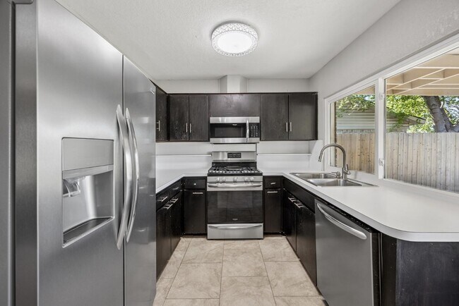Building Photo - 1807 Highmeadow Cove
