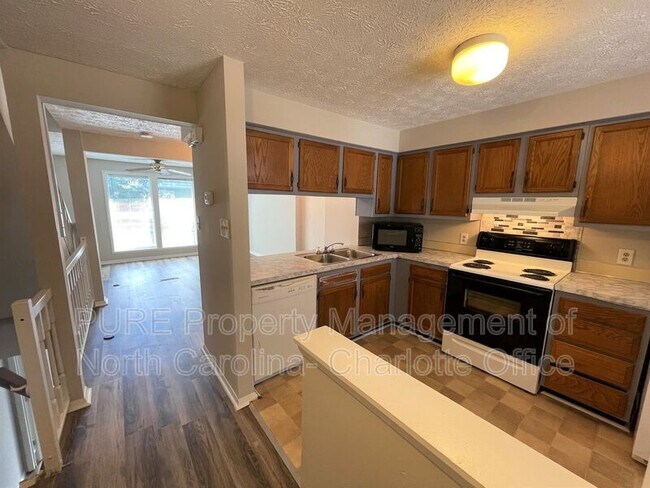 Building Photo - 9445 Lexington Cir
