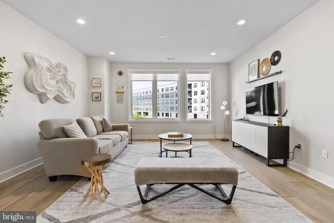 Building Photo - 908 Laurens Aly