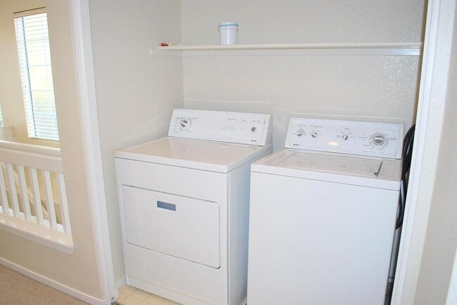 Building Photo - Bright & Modern Townhouse in Beautiful Danville! Close to Blackhawk Plaza!