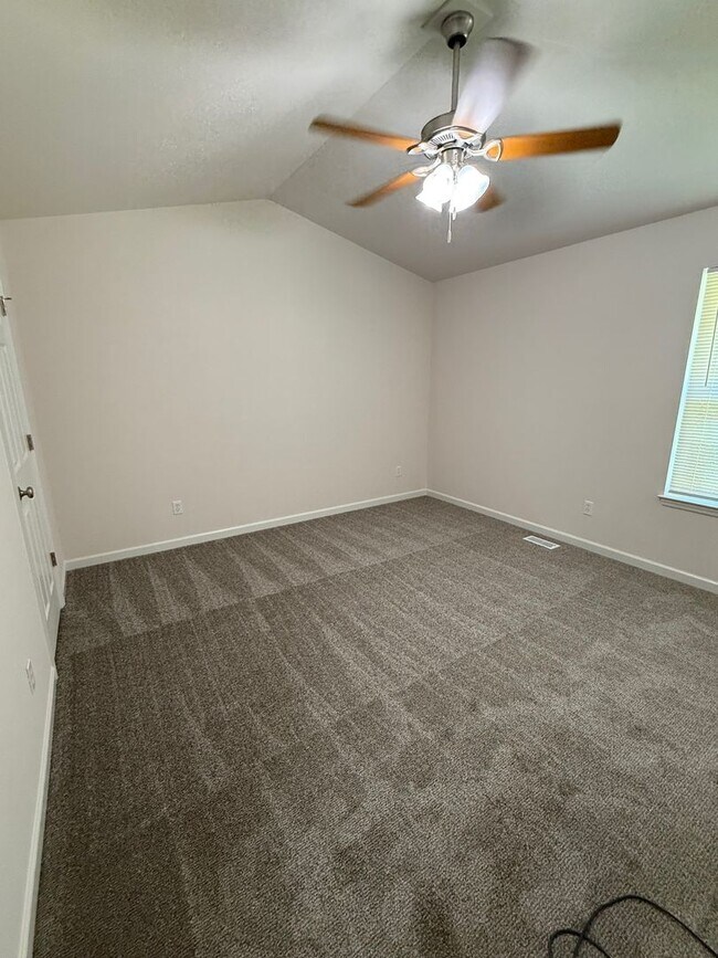 Building Photo - Completely Renovated!