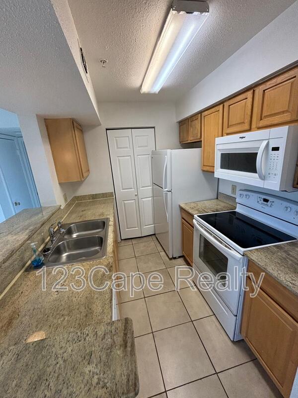 Building Photo - 2915 Winkler Ave